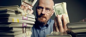 Walter White, personnage de Breaking Bad, entouré de liasses de billets