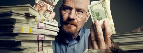 breakingbad Walter White, personnage de Breaking Bad, entouré de liasses de billets