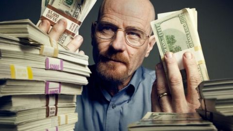 Walter White, personnage de Breaking Bad, entouré de liasses de billets