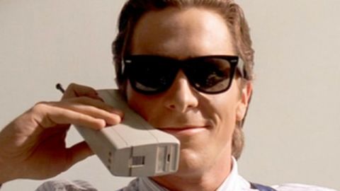 Christian Bale avec un telephone portable a lancienne
