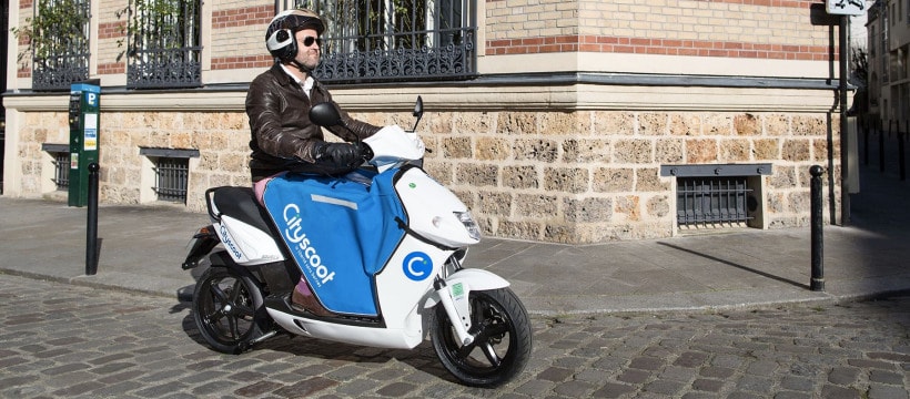 Cityscoot homme sur un scooter electrique