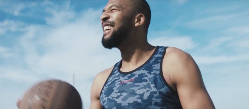 Decathlon homme qui joue au basket