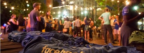 facebooktshirt Un t-shirt avec le logo de Facebook