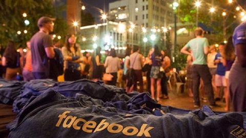 Un t-shirt avec le logo de Facebook