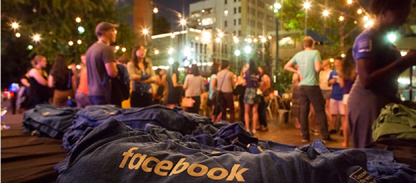 facebooktshirt Un t-shirt avec le logo de Facebook