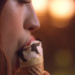 femme qui croque dans une glace