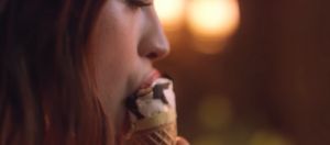 femme qui croque dans une glace