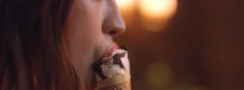 femme glace femme qui croque dans une glace