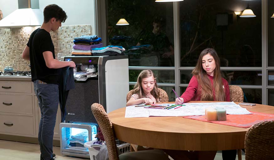 famille et son robot qui plient le linge