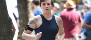 Lena Dunham en train de courir