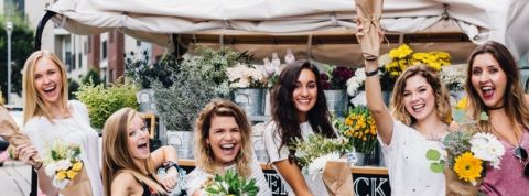 happy people Des femmes heureuses agitent des fleurs