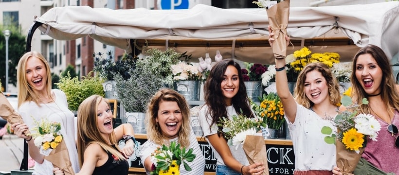 happy people Des femmes heureuses agitent des fleurs