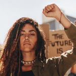 des femmes manifestent contre le sexisme et pour le féminisme