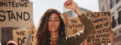 des femmes manifestent contre le sexisme et pour le féminisme