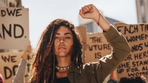 des femmes manifestent contre le sexisme et pour le féminisme