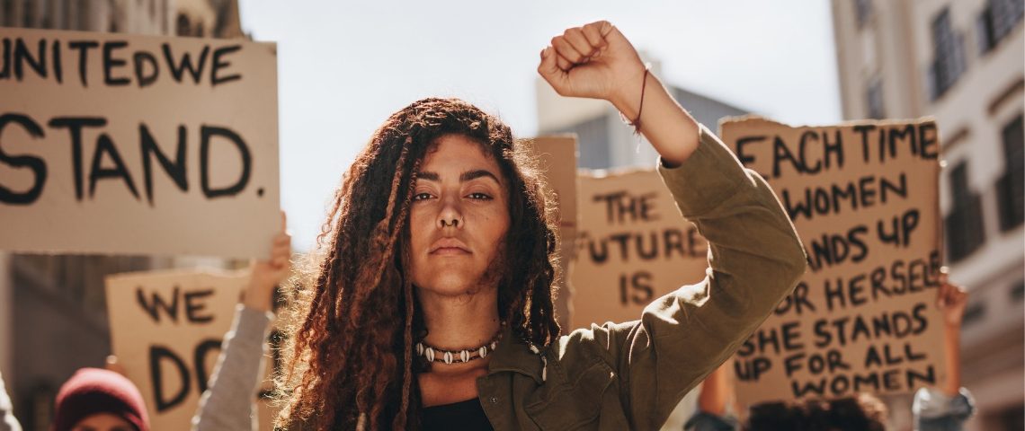 des femmes manifestent contre le sexisme et pour le féminisme