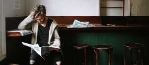 Homme déprimé qui lit un journal