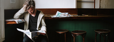homme-deprime-lit-journal Homme déprimé qui lit un journal