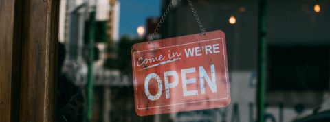 Le Phygital redynamise le shopping online plaque vintage de magasin