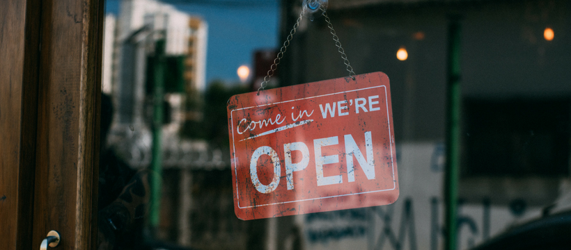 Le Phygital redynamise le shopping online plaque vintage de magasin