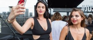 deux femmes en train de prendre un selfie