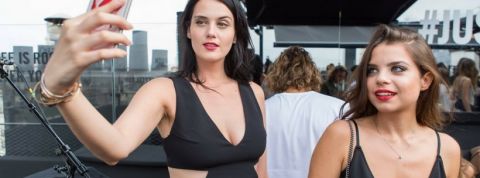 influence deux femmes en train de prendre un selfie