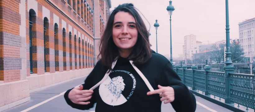 Lechoppe jeune femme qui promeut des pulls