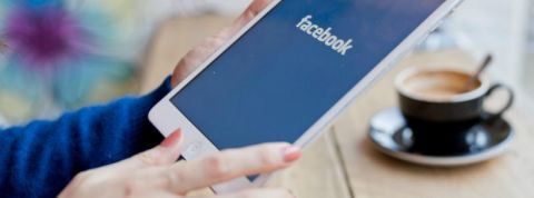 Les médias doivent-ils se lancer dans les groupes Facebook ? Ipad Facebook au café