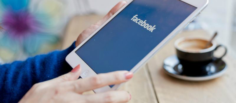 Les médias doivent-ils se lancer dans les groupes Facebook ? Ipad Facebook au café