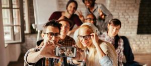 Des jeunes gens en train de faire un selfie