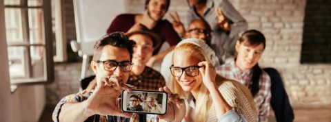 millennials Des jeunes gens en train de faire un selfie