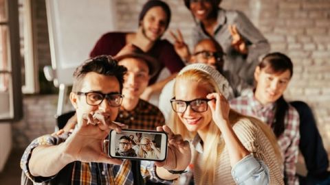 Des jeunes gens en train de faire un selfie
