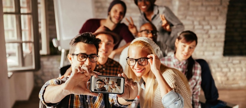 millennials Des jeunes gens en train de faire un selfie