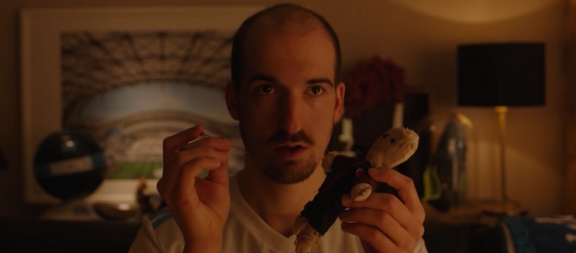 OM PSG supporter marseillais avec une poupee vaudou du psg