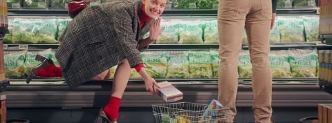 femme qui met un paquet dans le caddie que quelquun