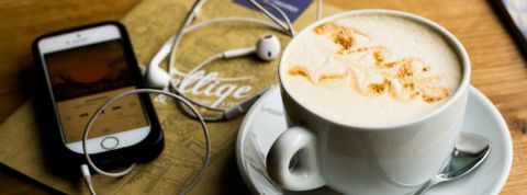 Podcast expérience à la Netlfix Téléphone café chocolat