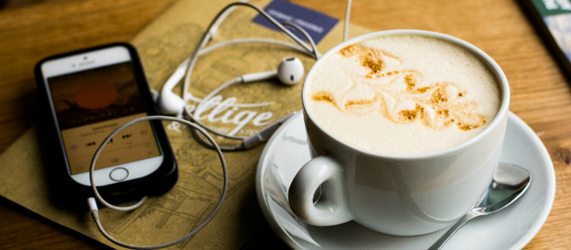 Podcast expérience à la Netlfix Téléphone café chocolat
