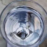 verre deau pris du dessus