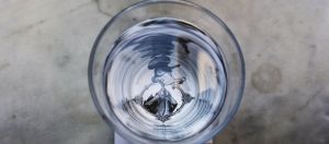 verre deau pris du dessus