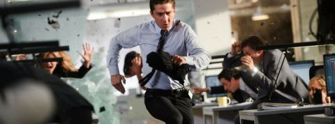 Shia Laboeuf qui court dans des bureaux