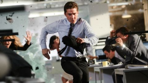 Shia Laboeuf qui court dans des bureaux