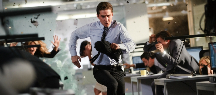 Shia Laboeuf qui court dans des bureaux