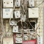 un tableau electrique anarchique