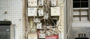 un tableau electrique anarchique