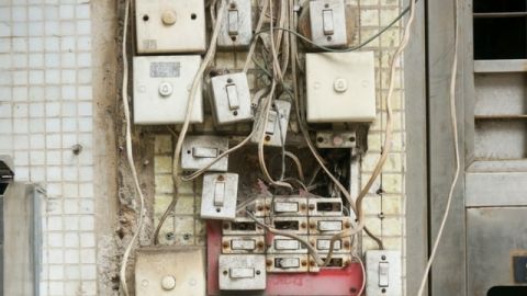 un tableau electrique anarchique