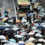 Des passants traversent a un passage protege