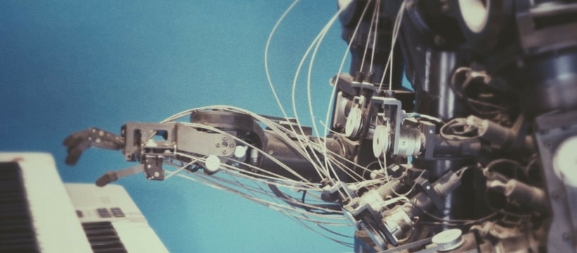 transhumanisme robot piano Un robot joue du piano