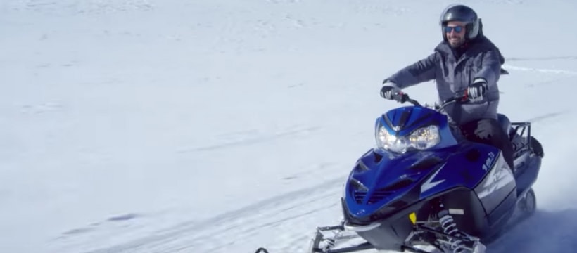 Uber Montagne homme sur une moto des neiges