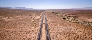 paysage desertique au milieu une route