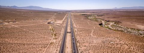 paysage desertique au milieu une route